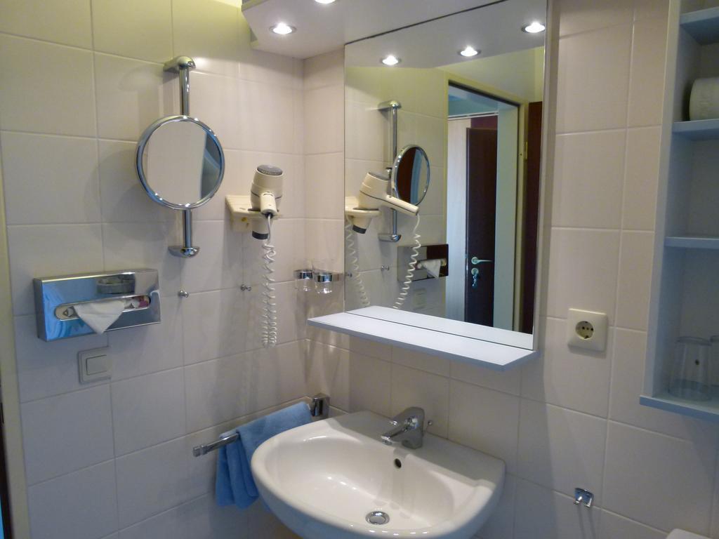 Single Room,403185606:JPEG